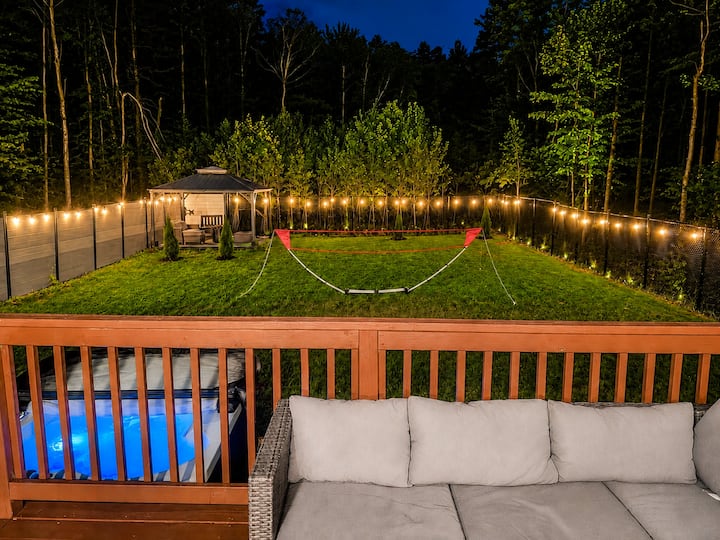 Spacious Forest Oasis: Hot Tub, YARD, near Airport