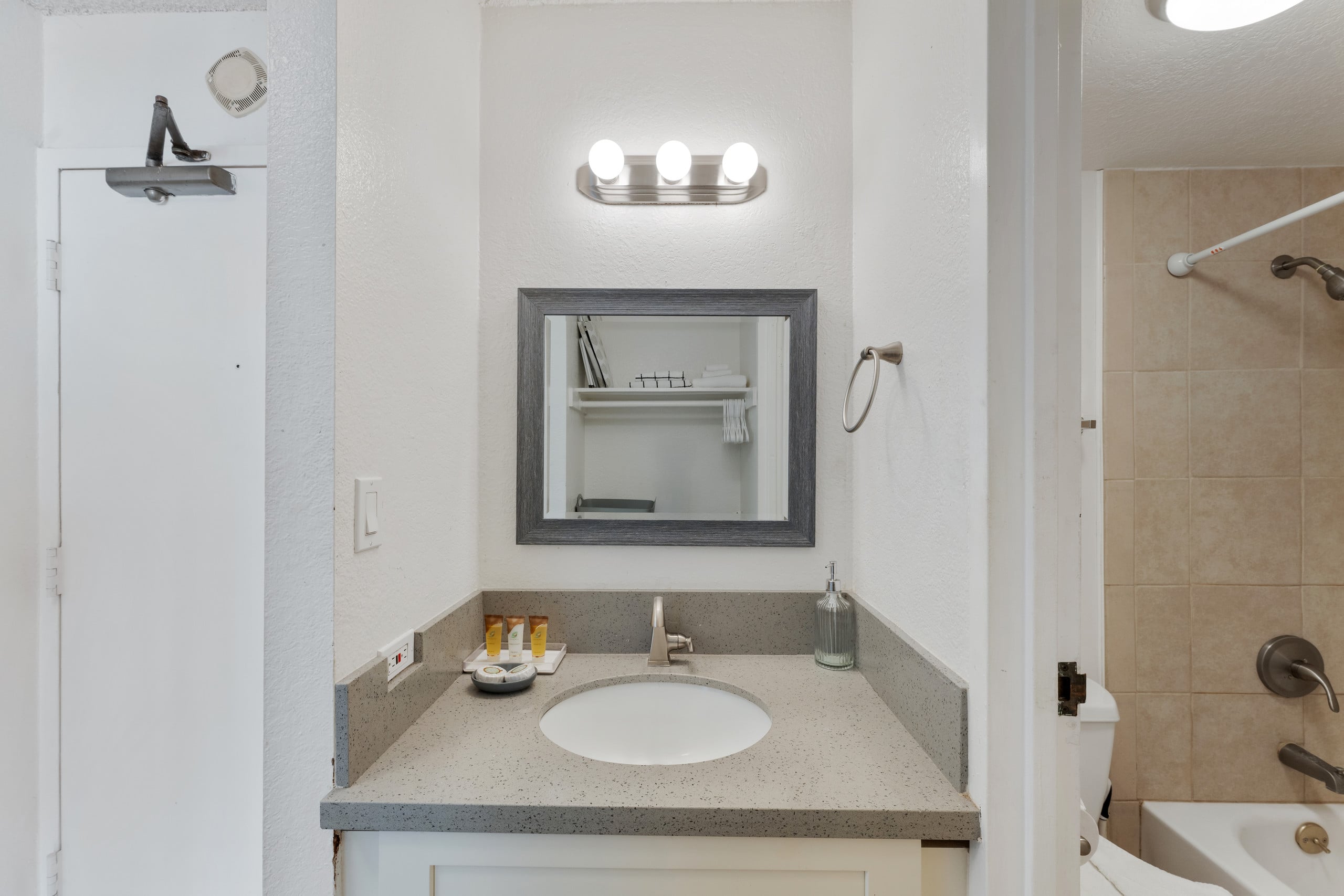 10F Convenient Cosy Studio @ Inn On the Park - Image 7