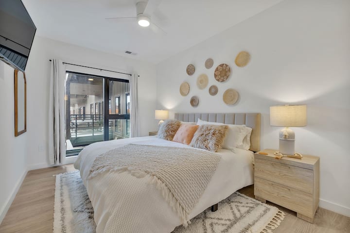 2. spavaća soba: veliki bračni krevet, pametni televizor i ormar