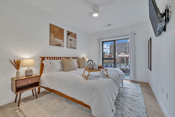 Spavaća soba 1: glavna spavaća soba s udobnim bračnim krevetom (širine 180 – 200 cm) i pametnim televizorom 