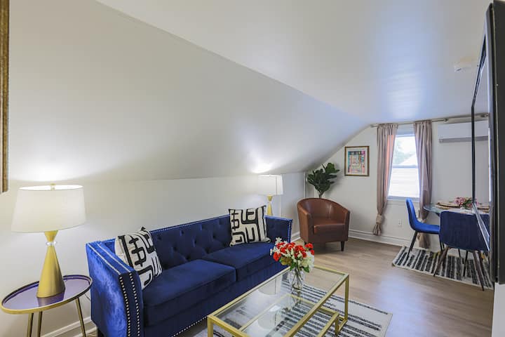 Charming Sky Lounge Bnb W/king Bed - Towson, MD