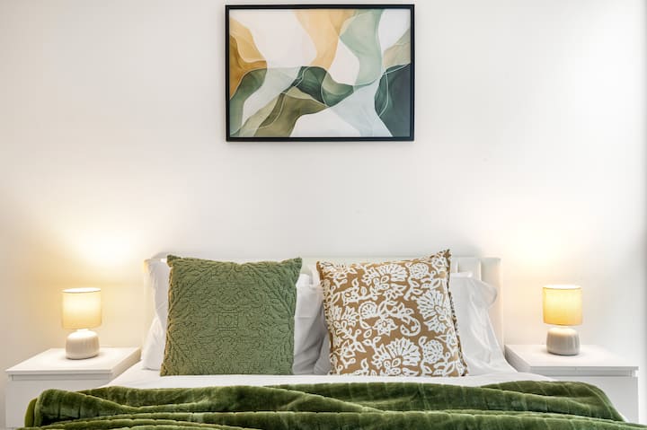 Matandiko yaliyopambwa hivi karibuni yenye mwanga laini na umaliziaji wa kisasa, tulivu kwa ajili ya sehemu ya kukaa yenye utulivu.