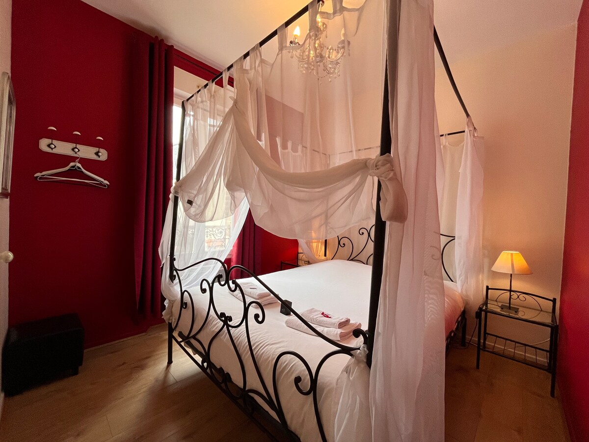 Това е втората спалня в дома, тази има голямо двойно легло 