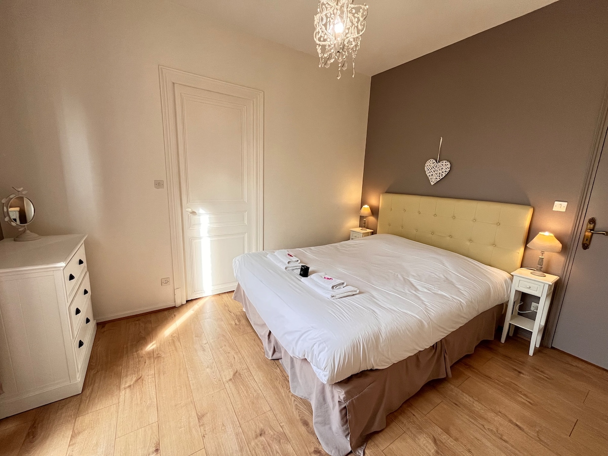 Това е стая номер 1 от обявата, тази има голямо двойно легло 