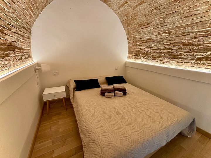Dormitorio completo con sábanas y juegos de toallas para 2 personas. Juego completo