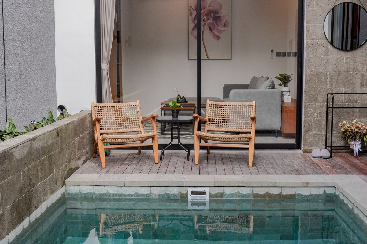 Villa in South Kuta · 2 bedrooms · 2 beds · 2 private baths, порівнянний Airbnb