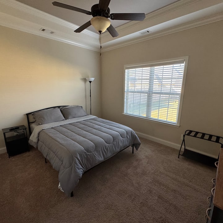 Ფართო ოთახი, რომელიც მდებარეობს მთავარ სართულზე