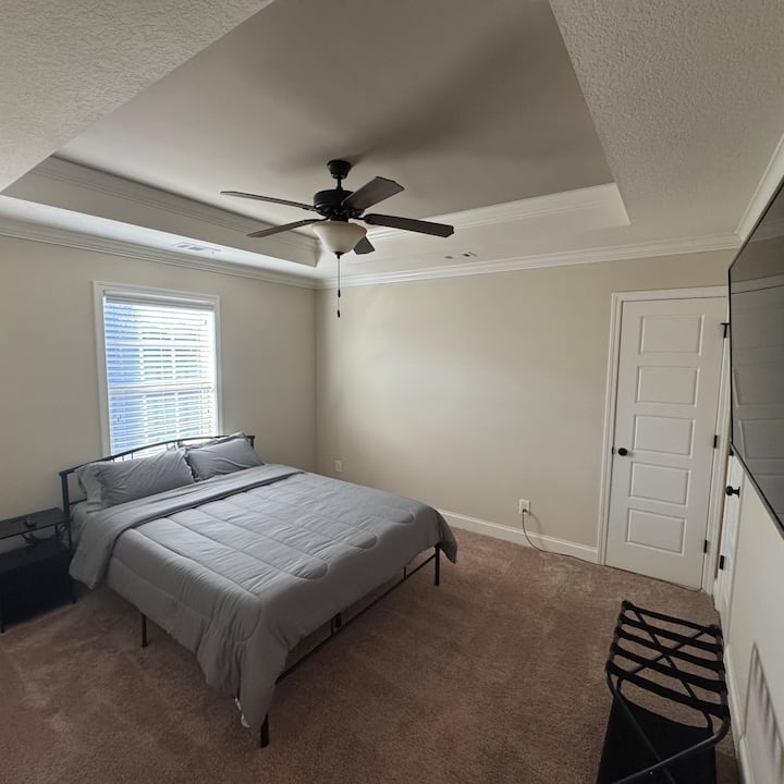 Ფართო საძინებელი, რომელიც მდებარეობს მეორე სართულზე.