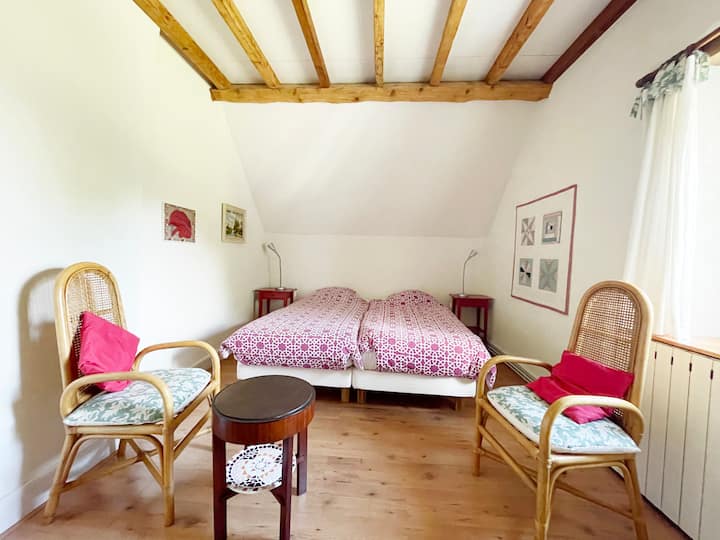La chambre Emeline, lumineuse, avec la vue sur l'étang