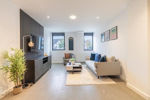 Top Airbnb: Stylish Apartment|Long Stays|Parking|Pool Table in Perry Barr