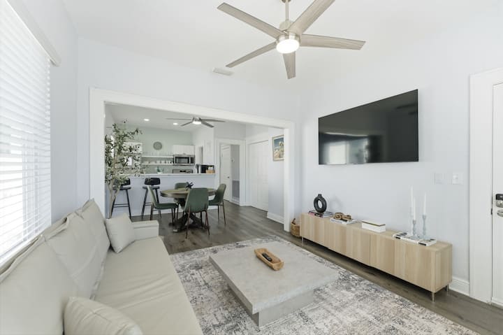 Family-friendly, Private Downtown Tampa, Riverwalk - Tampa, FL