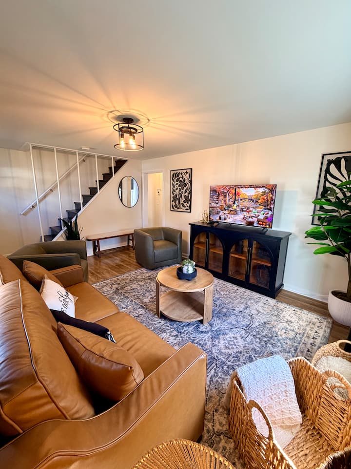 Prostrani, suncem obasjani dnevni boravak s udobnim garniturom za sjedenje i velikim televizorom – savršen za opuštanje ili druženje s obitelji i prijateljima.