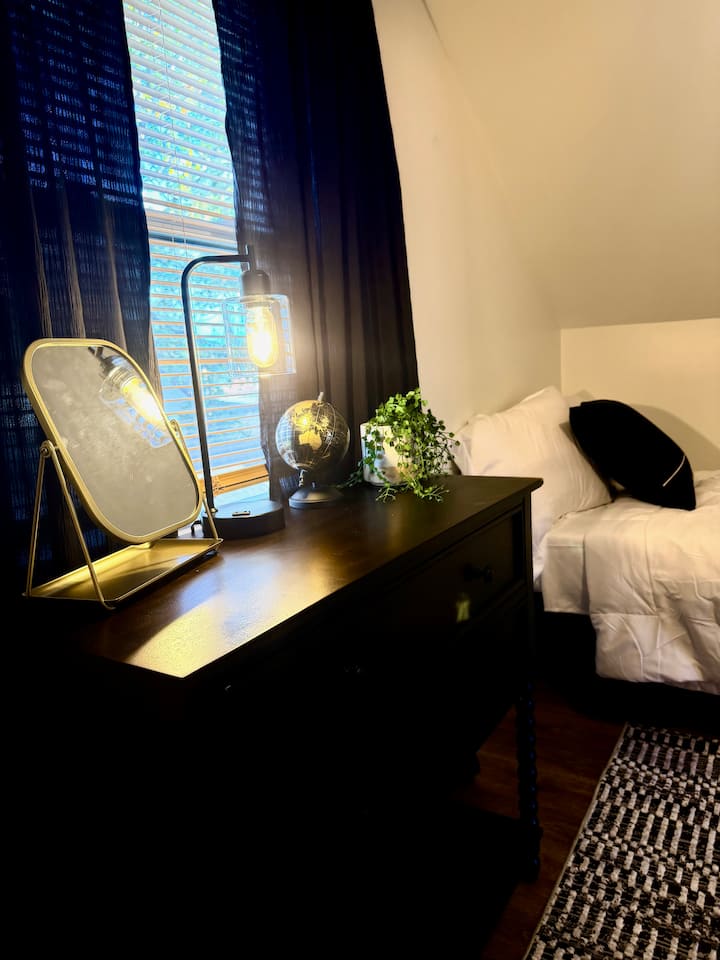 Prekrasna ladica s malim zrcalom 