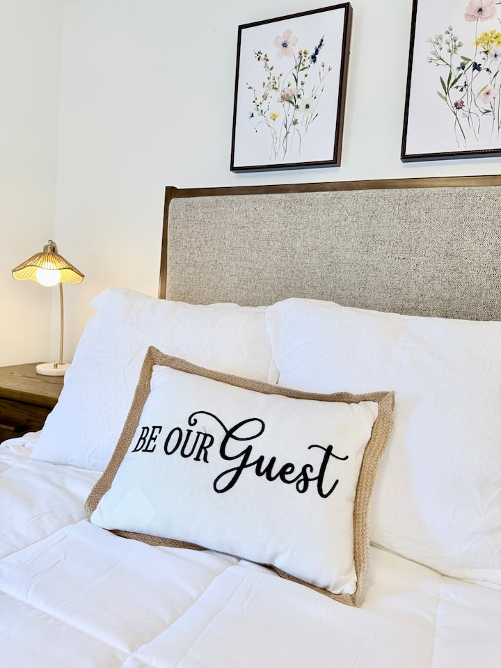 Mekani jastuci na krevetu za ugodan i miran san.