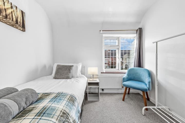 מודרני, מגניב ומרגיע - החלל הכחול-אפור הזה משלב עיצוב עכשווי עם נוחות