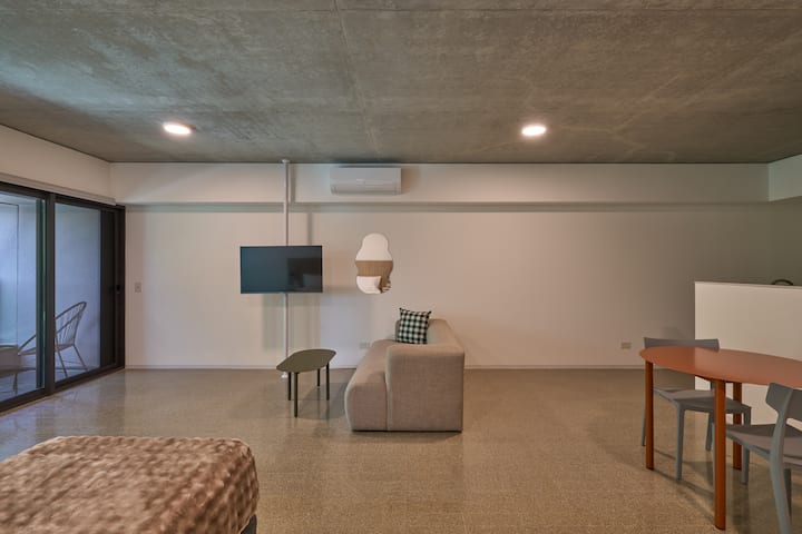 Loft monoambiente con balcón en Monserrat