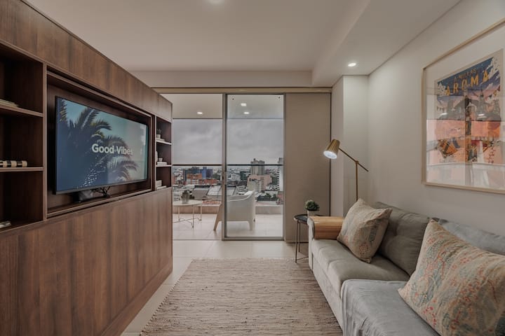 Elegante y luminosa, con amplios ventanales que ofrecen vistas espectaculares en un entorno exclusivo. Un espacio que combina confort, estilo y distinción.