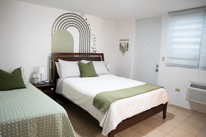 سرير كوين وسرير مزدوج يشتركان في المسكن ولديهما إمكانية الوصول إلى شرفة صغيرة أخرى.