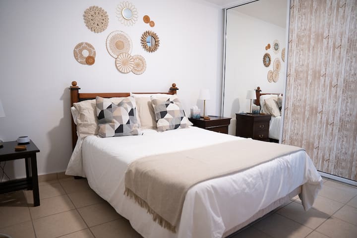 غرفة نوم ثالثة بسرير مزدوج وخزانة ملابس ضخمة.  تحتوي جميع غرف النوم على أسلاك شحن ثلاثية الاتجاه وأجهزة ضوضاء بيضاء/إضاءة ليلية.