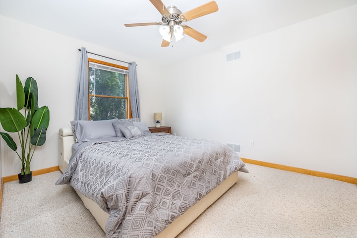 Кревет кој ве прегрнува назад.  
И атмосфера на која пишува „останете уште малку“. “