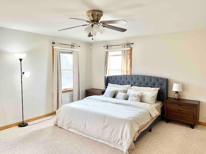 „Од свежа постелнина до уредена смиреност.  
Оваа спална соба е целосно расположена.“
