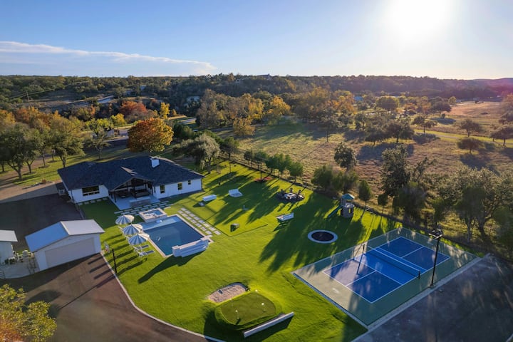 Camp Starlight–Luxe Villa w/ Pickleball, Pool, Spa - Texas