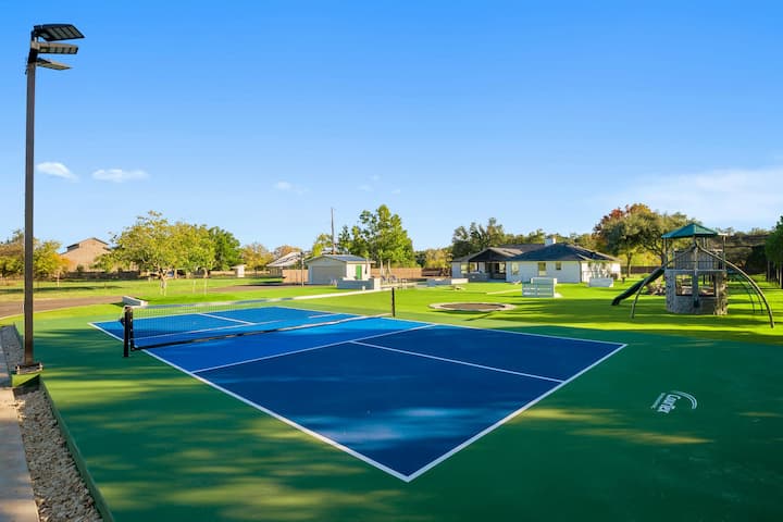 Camp Starlight–Luxe Villa w/ Pickleball, Pool, Spa - Texas