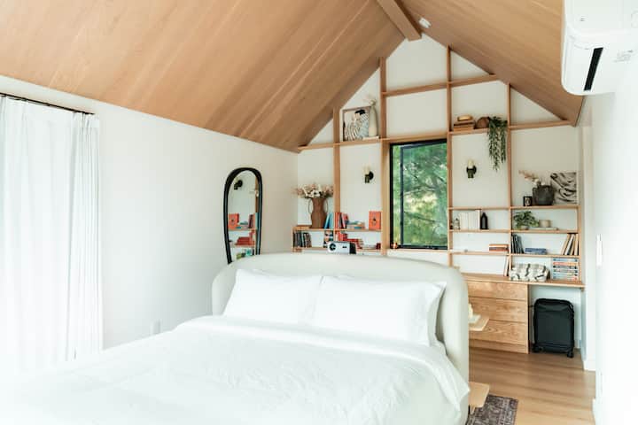 Uronite u udobnost raskošnog bračnog kreveta (king-size) koji je savršen za mirne noći i lijena jutra. Meka posteljina i topla svjetlost stvaraju mirno utočište za dvoje.