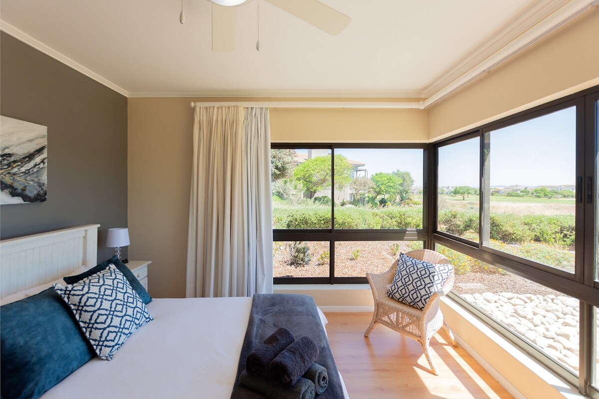 Los 5 dormitorios están abajo, este dormitorio es privado.   Tiene 1 cama tamaño queen, asientos y hermosas vistas.