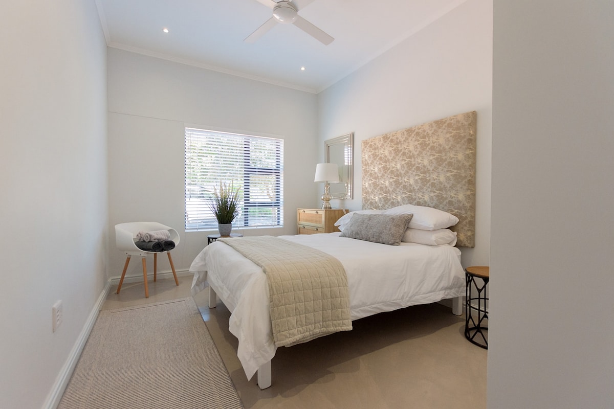 Dormitorio n.º 4, 1 cama tamaño queen.

Ten en cuenta que todas las habitaciones tienen ventiladores de techo.