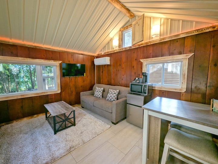 Fireside Cabin 6 | Cute, Cozy Cabin & Pet Friendly - Baraboo, WI