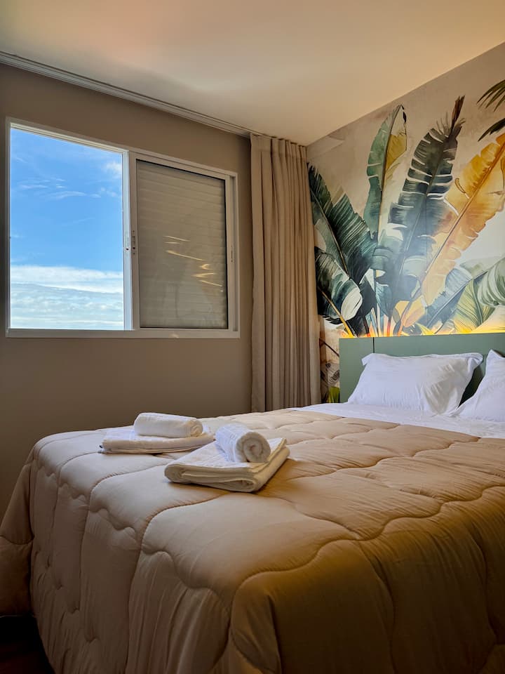 Апартамент с двойно легло (Queen size), климатик, затъмняващи завеси и баня с топла вода