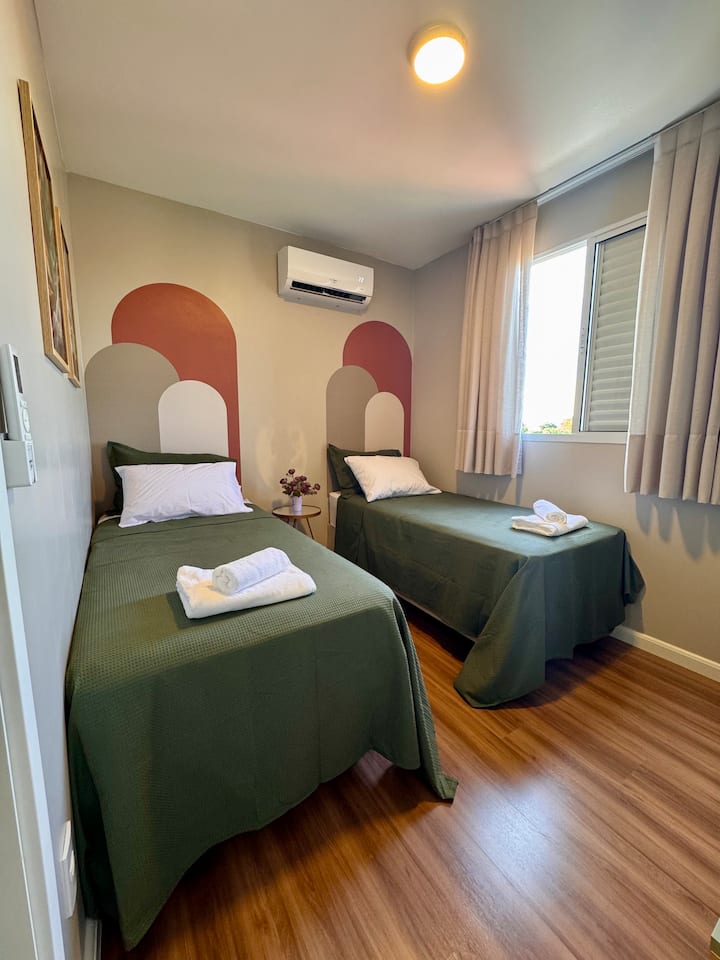 Спалня 2 – две удобни единични легла с пружини, климатик и затъмняваща завеса.