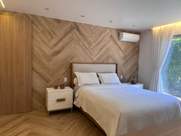 Ubunifu wa Kisasa

Mazingira ya kisasa yaliyo na ukuta wa mbao, mapambo ya kawaida na kiyoyozi kamili.