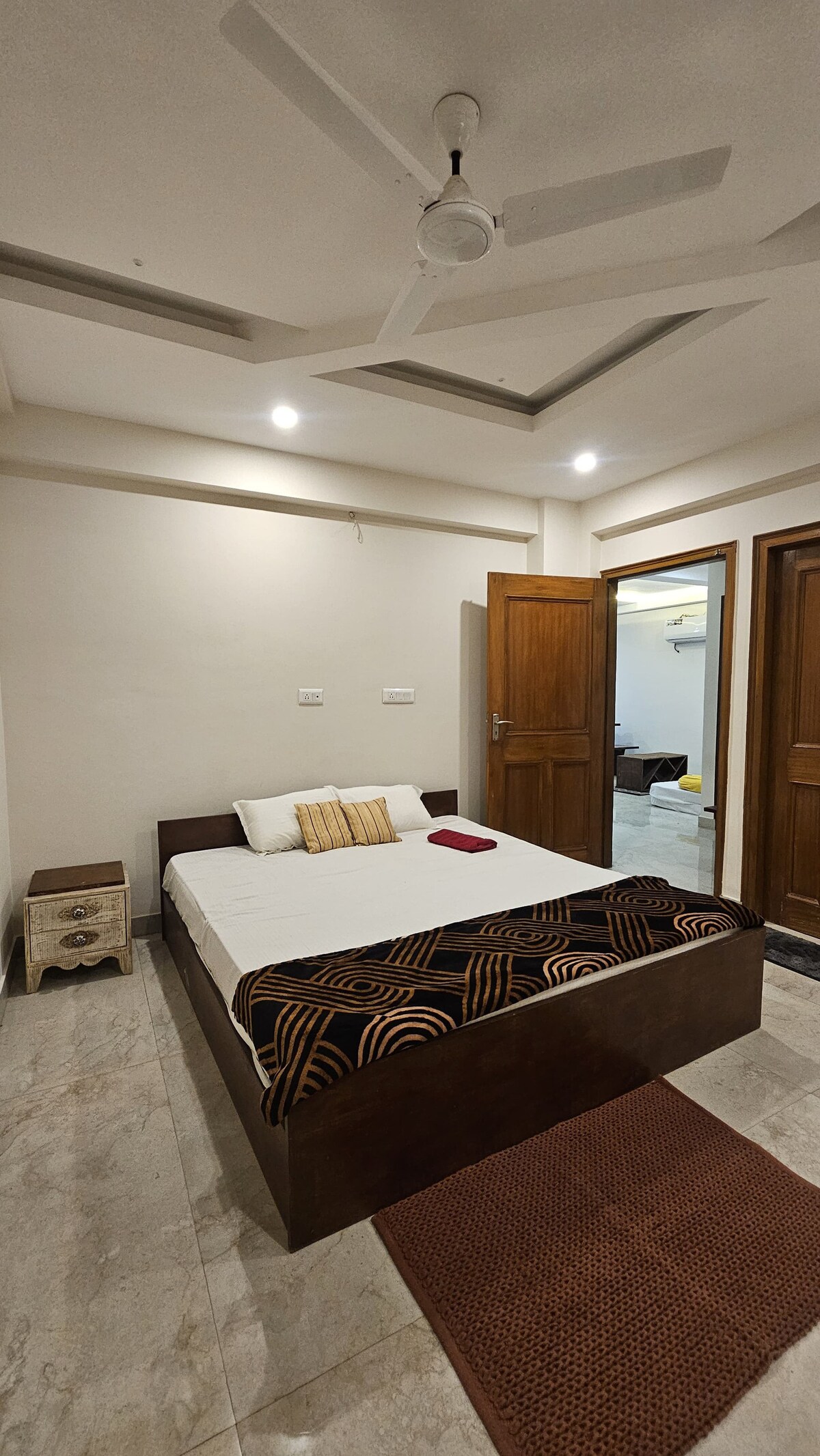 Თქვენი ბარგისა და ნივთებისთვის საკმარისი ადგილია. მოამზადეთ დასავლური სააბაზანო 