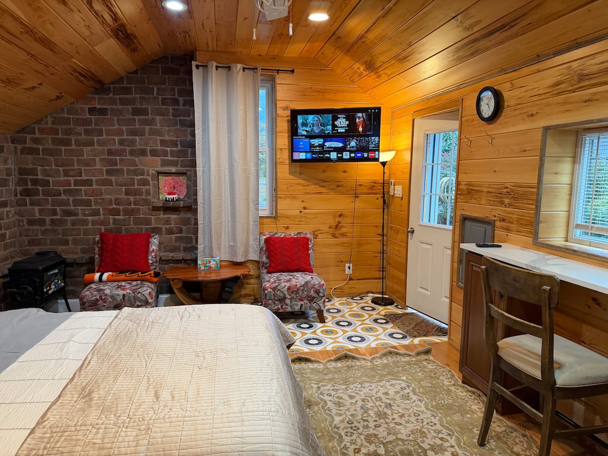 Cozy Cabin exterior and arrival view