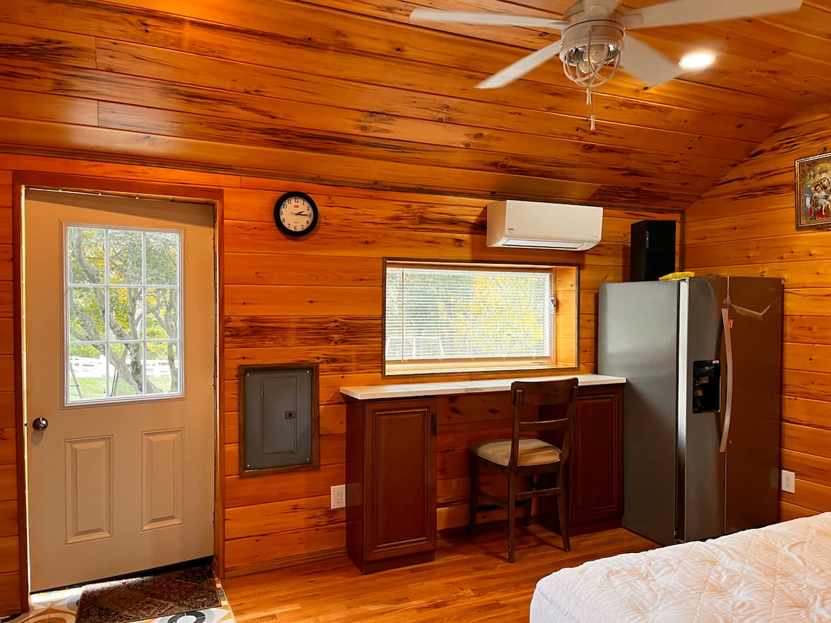 Cabin outdoor or detail photo
