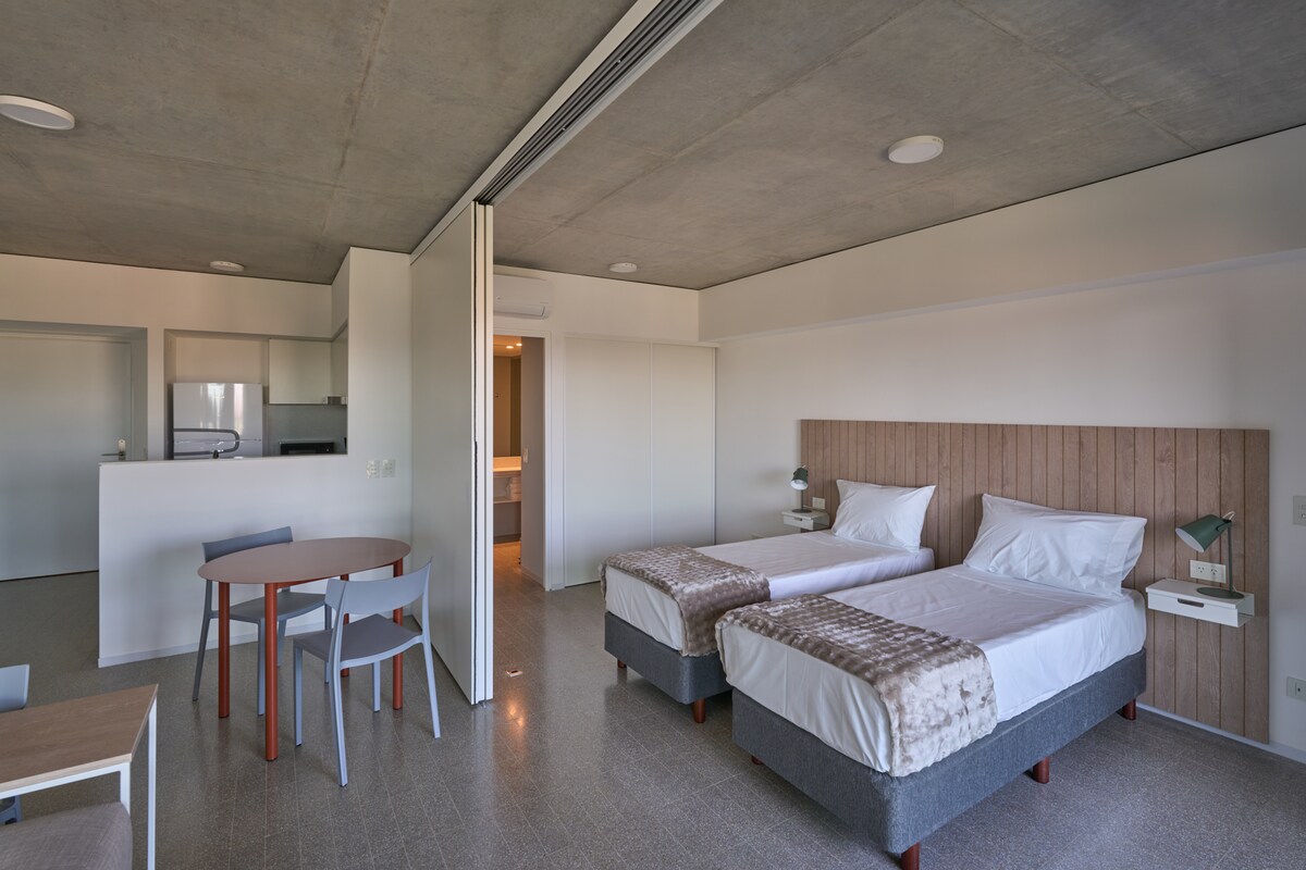 Dubbel- eller enkelsängar i mån av tillgång.