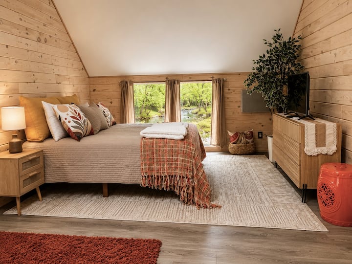 Este dormitorio se encuentra en el loft de la cabaña. Las escaleras para acceder al loft son algo empinadas y estrechas. También hay un dormitorio en el primer piso.