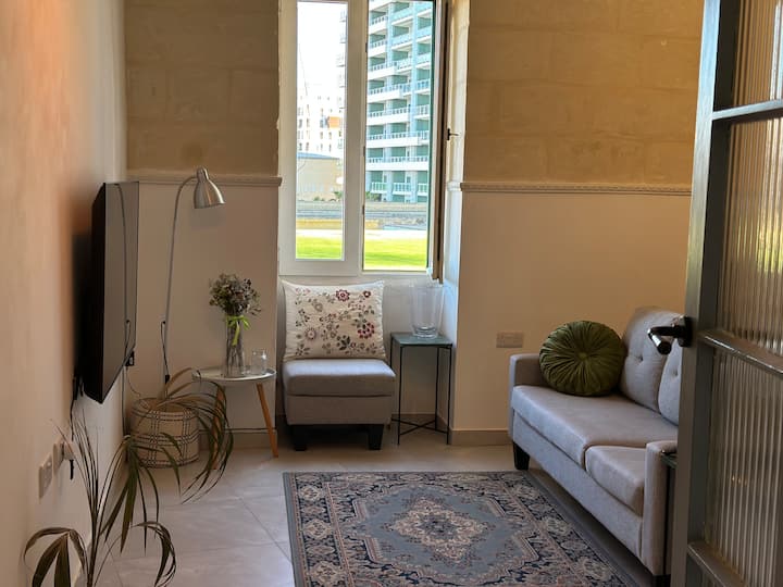 Charming Sliema Seaside 2br Apartment | Sleeps 3 - Malte