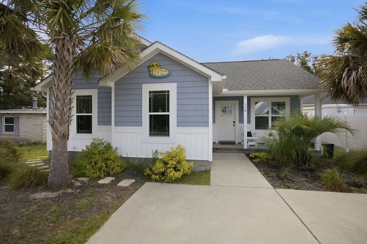 Oak Island Gem: Patio | Near Beach - Oak Island, NC