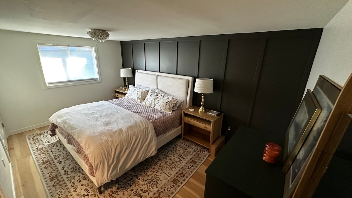 Veliki bračni krevet s iznimno udobnim madracem. Pametni TV, mnogo spremišta za odjeću i sjenila za zamračivanje za prozore. 