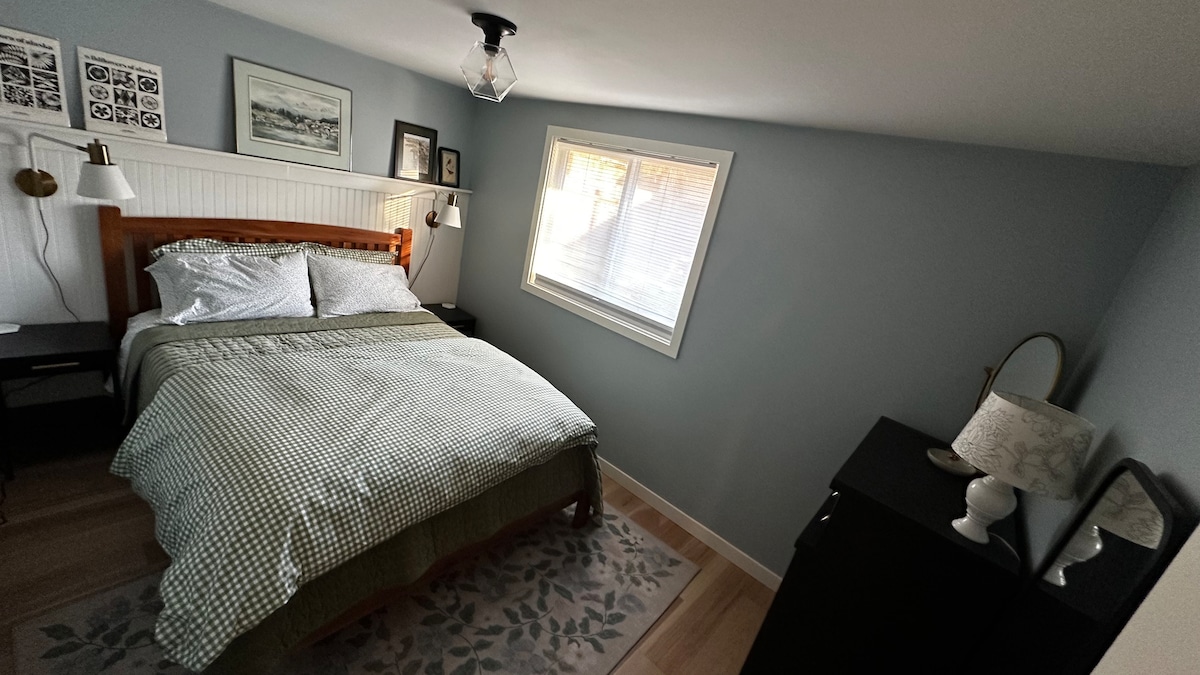 Vrlo udoban bračni krevet s mnogo spremišta za odjeću i roletama za zamračivanje na prozorima. 