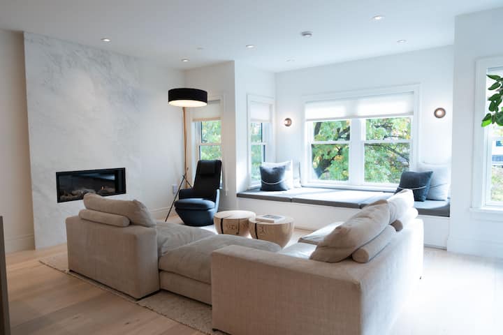 3br 2.5ba Modern Luxury Home Near Downtown & Fifa - Vancouver
