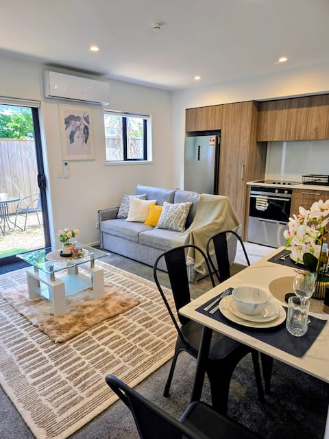 Top Airbnb: Stylish Modern Townhouse in the heart of City(CBD) in Christchurch Centre