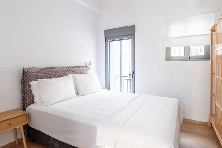 Acogedor dormitorio con luz natural y colchón premium para mayor comodidad. 
¡Diseñado para un descanso real!