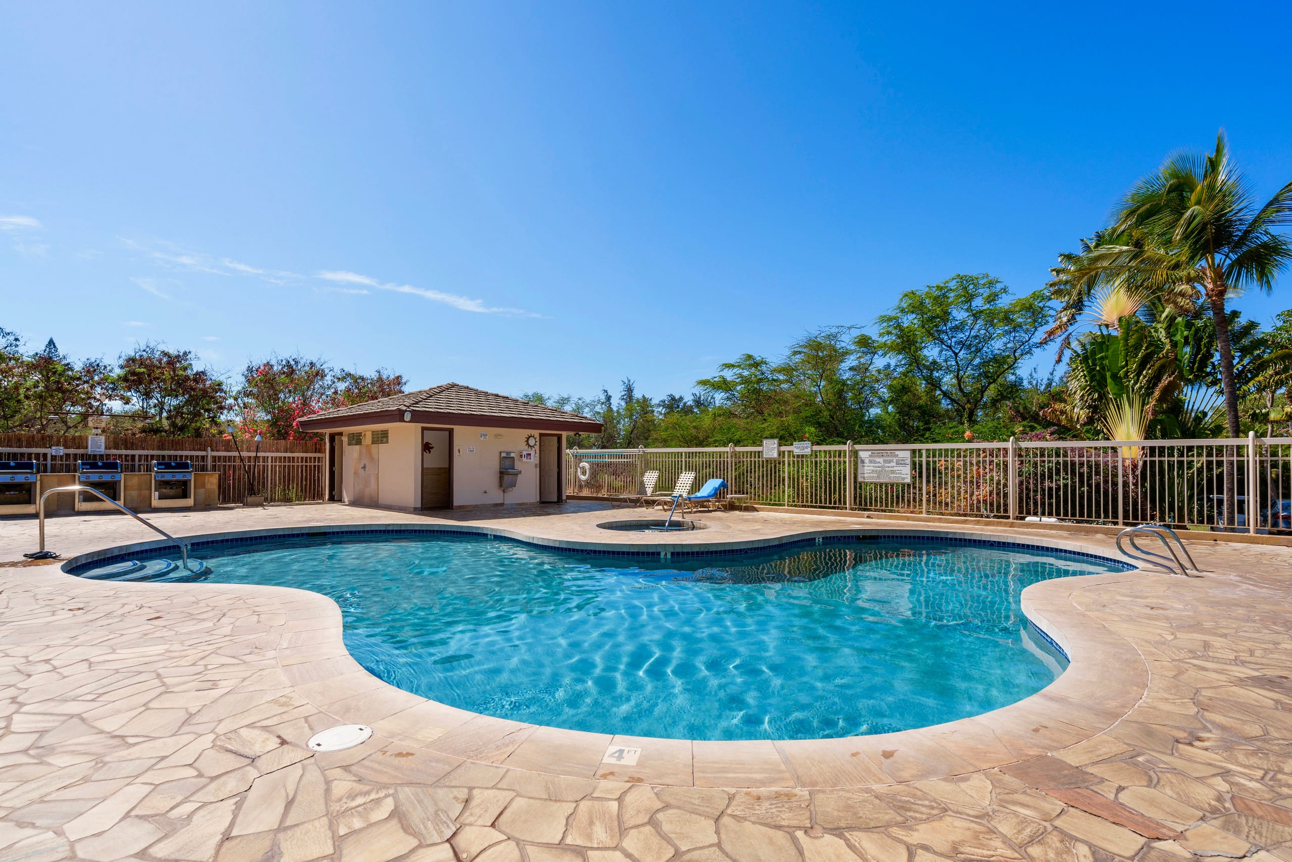 Beachside studio w/ pool & hot tub access - Image 27