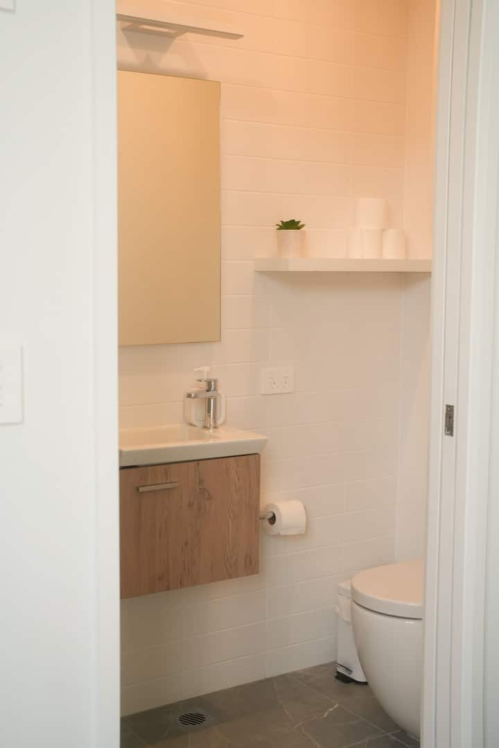 Full bathroom image 1