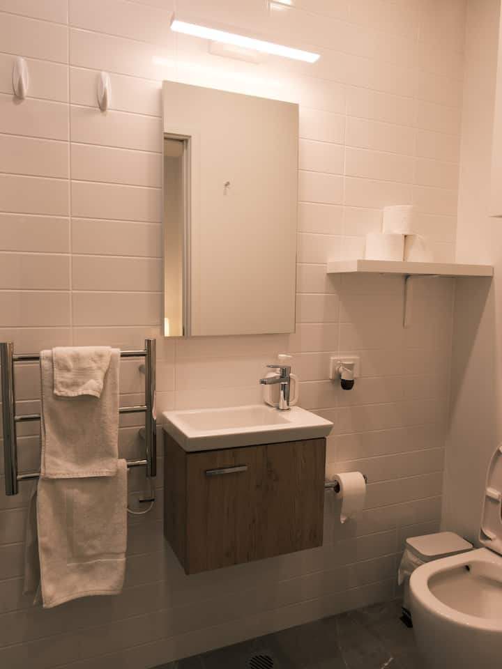 Full bathroom image 3