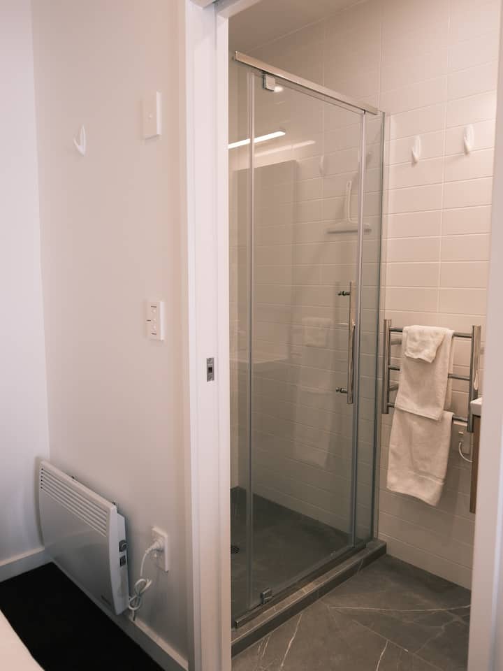 Full bathroom image 2